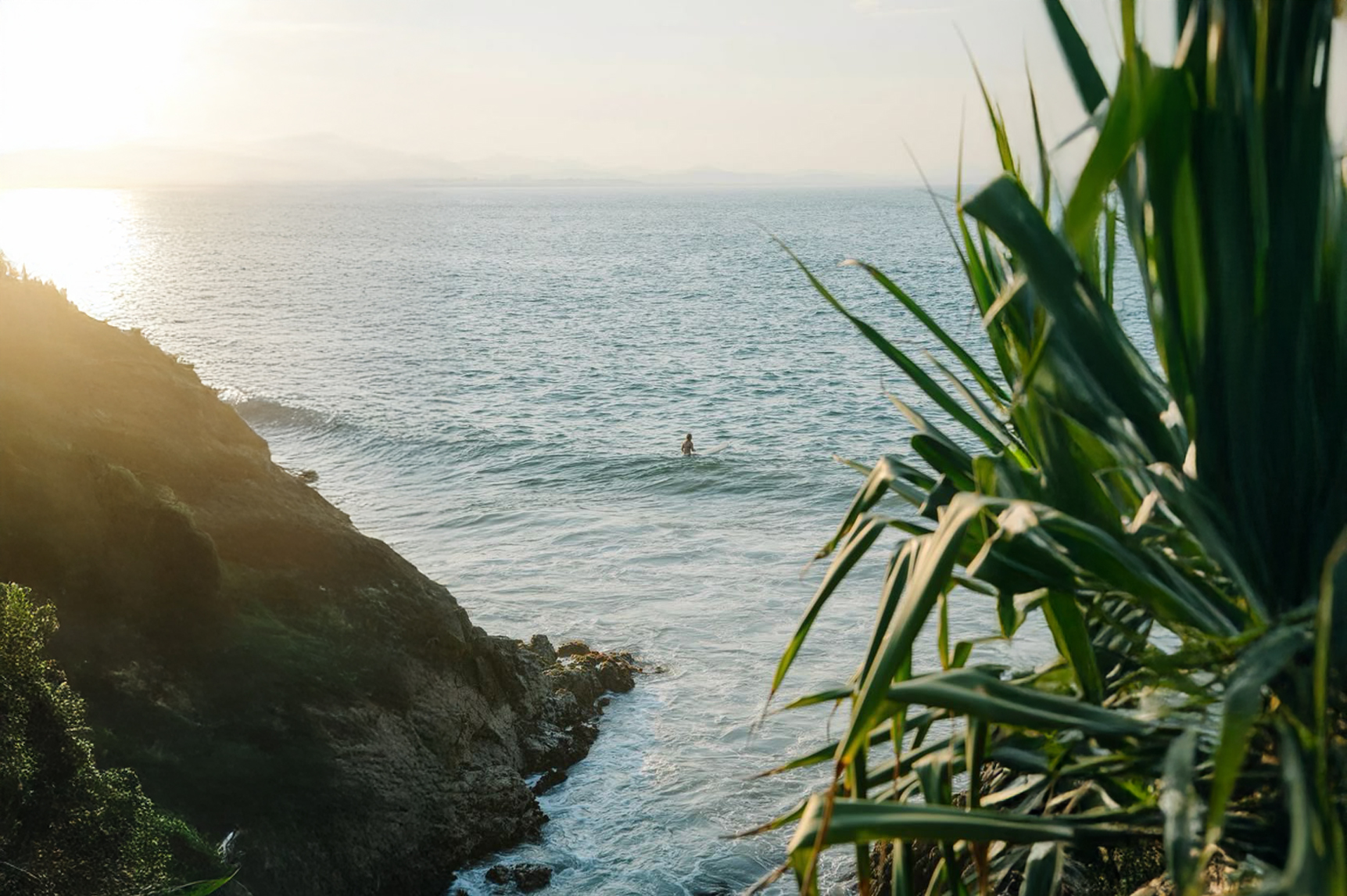 Océan tropical au coucher du soleil